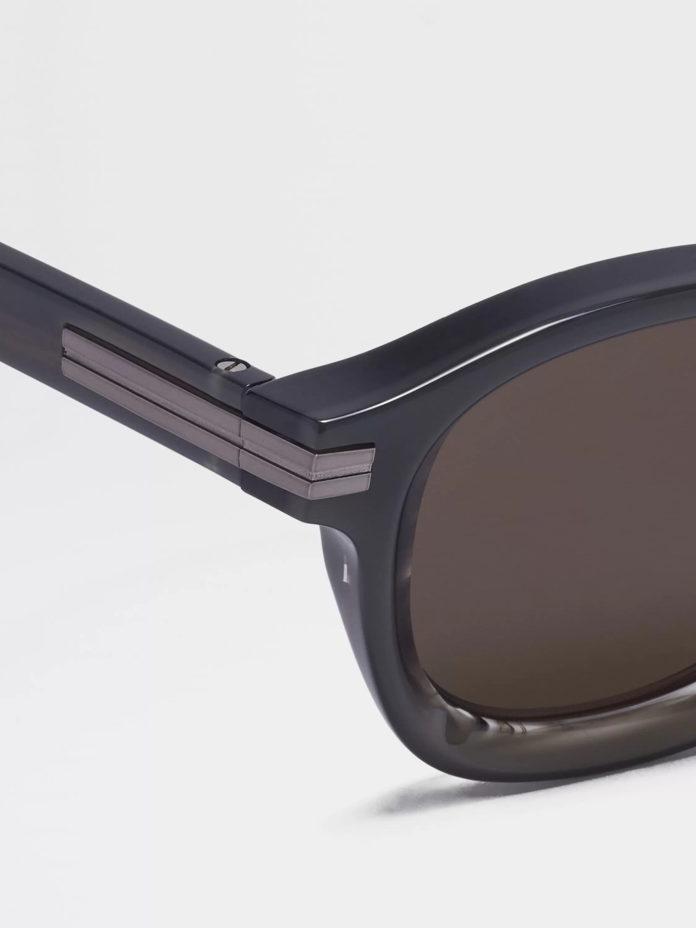 Best Aurora I Sonnenbrille aus Acetat in Opal-Grau und gestreiftem Grau Sonnenbrillen