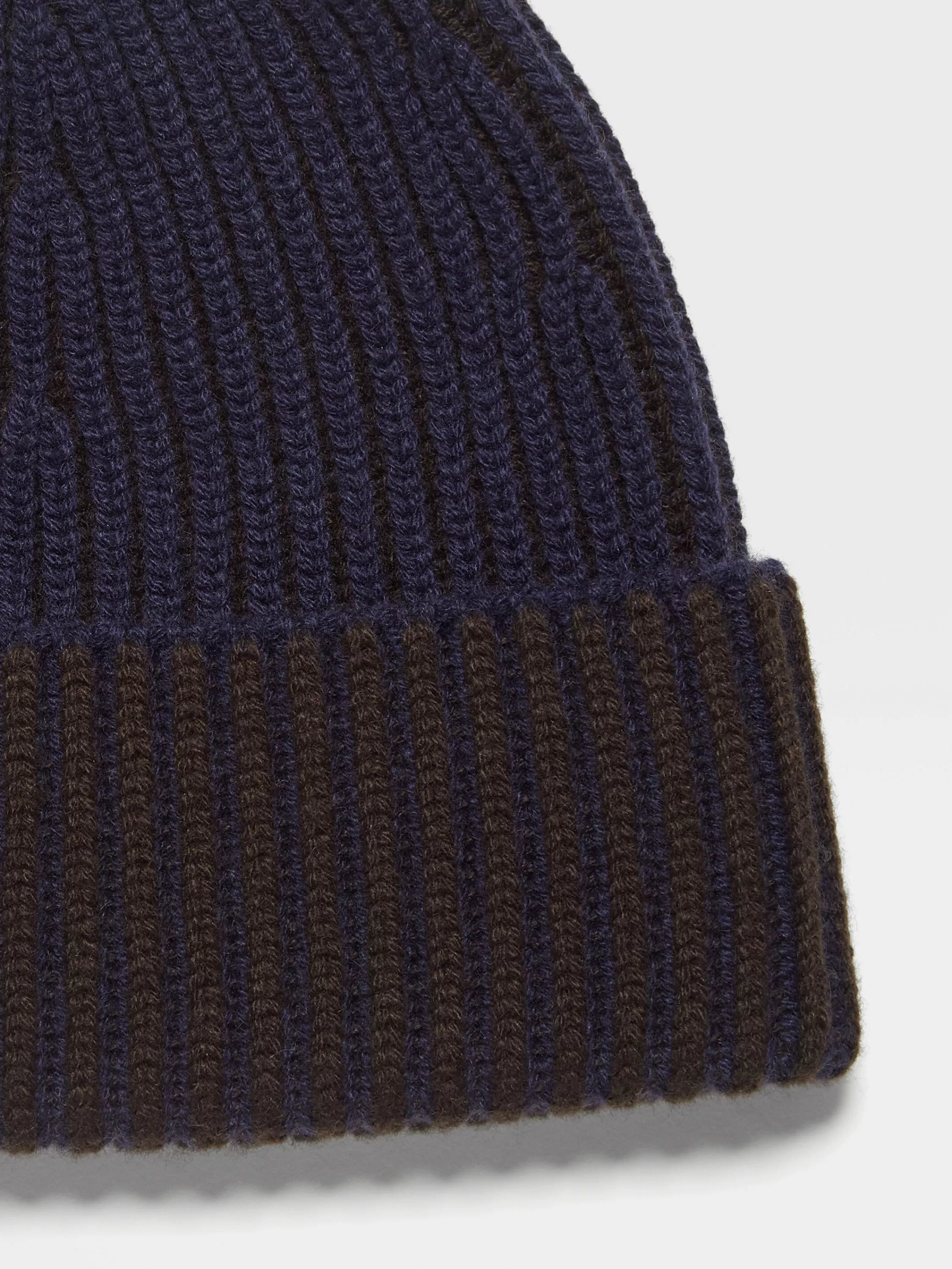 Sale Beanie aus Oasi Cashmere in Tintenblau und Dunkelbraun Handschuhe, Schals Und Hüte
