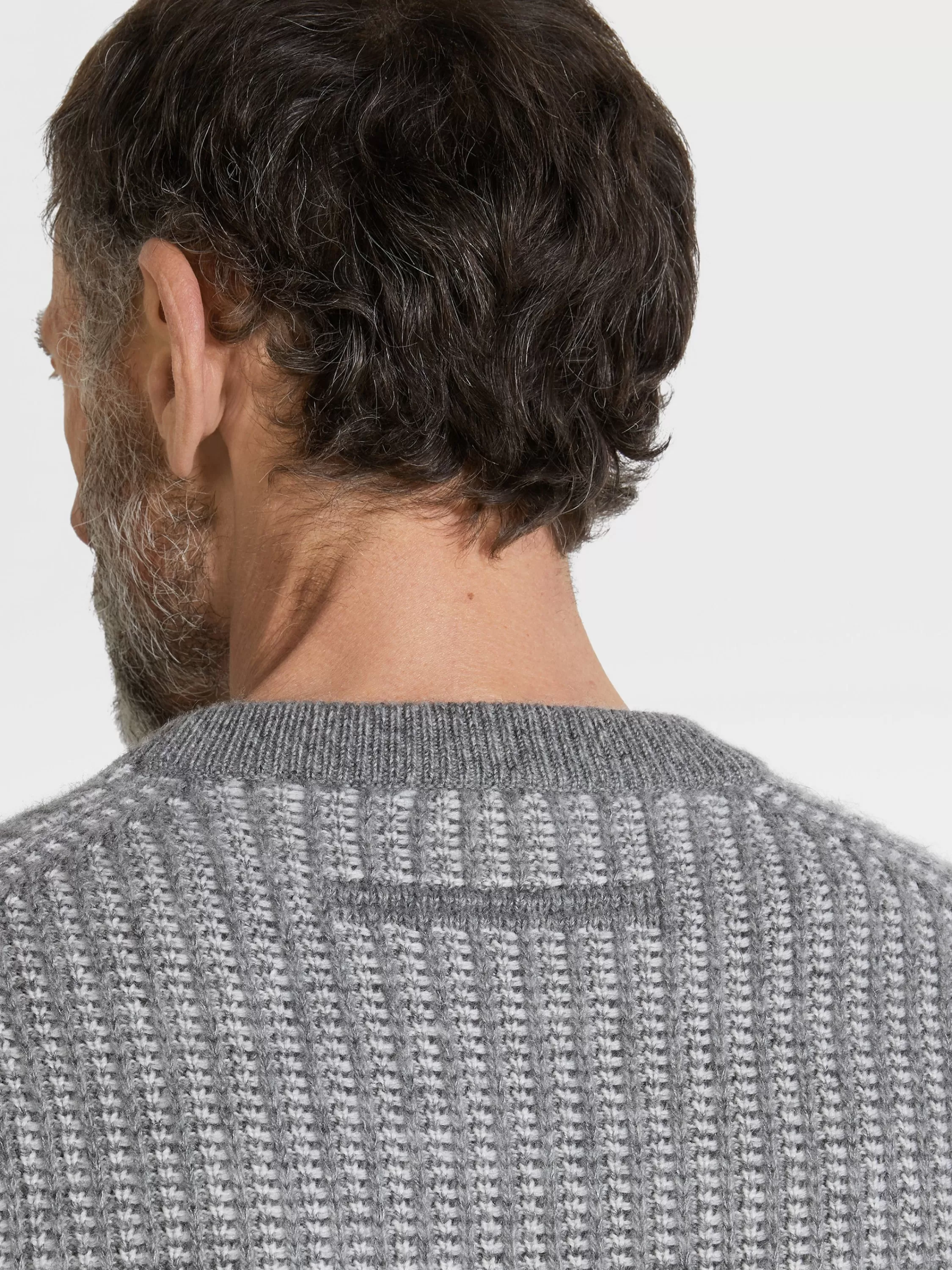 Hot Rundhalspullover aus Kaschmir, Mohair und Seide in Grau und Weiß Strickwaren
