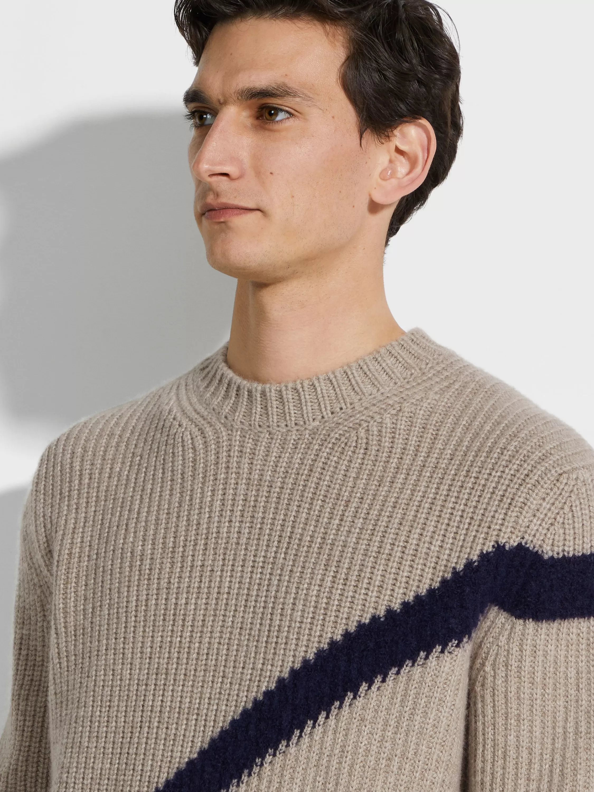 Sale Rundhalspullover aus Kaschmir und Seide in hellem Taupe und Tintenblau Strickwaren
