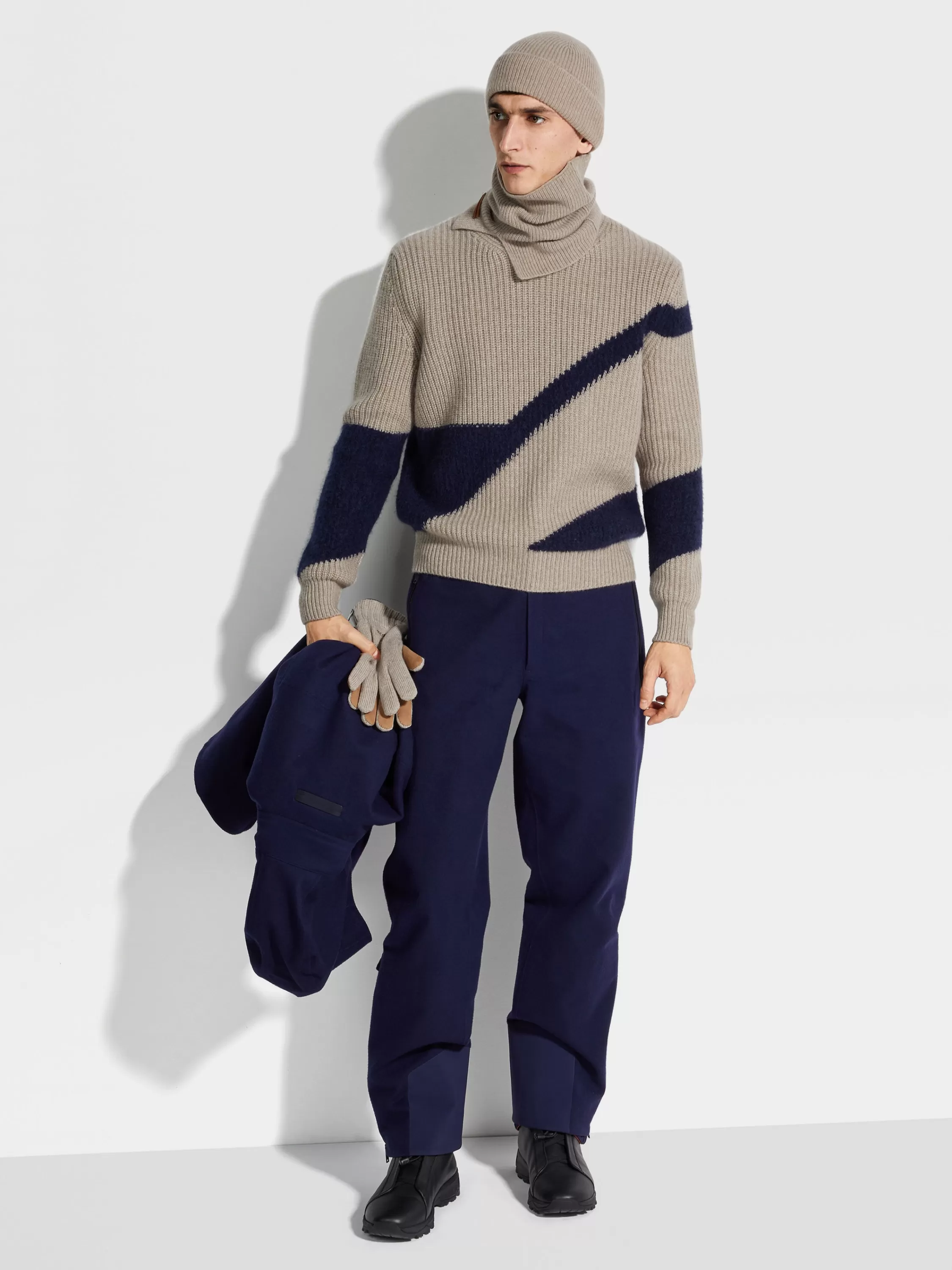Sale Rundhalspullover aus Kaschmir und Seide in hellem Taupe und Tintenblau Strickwaren