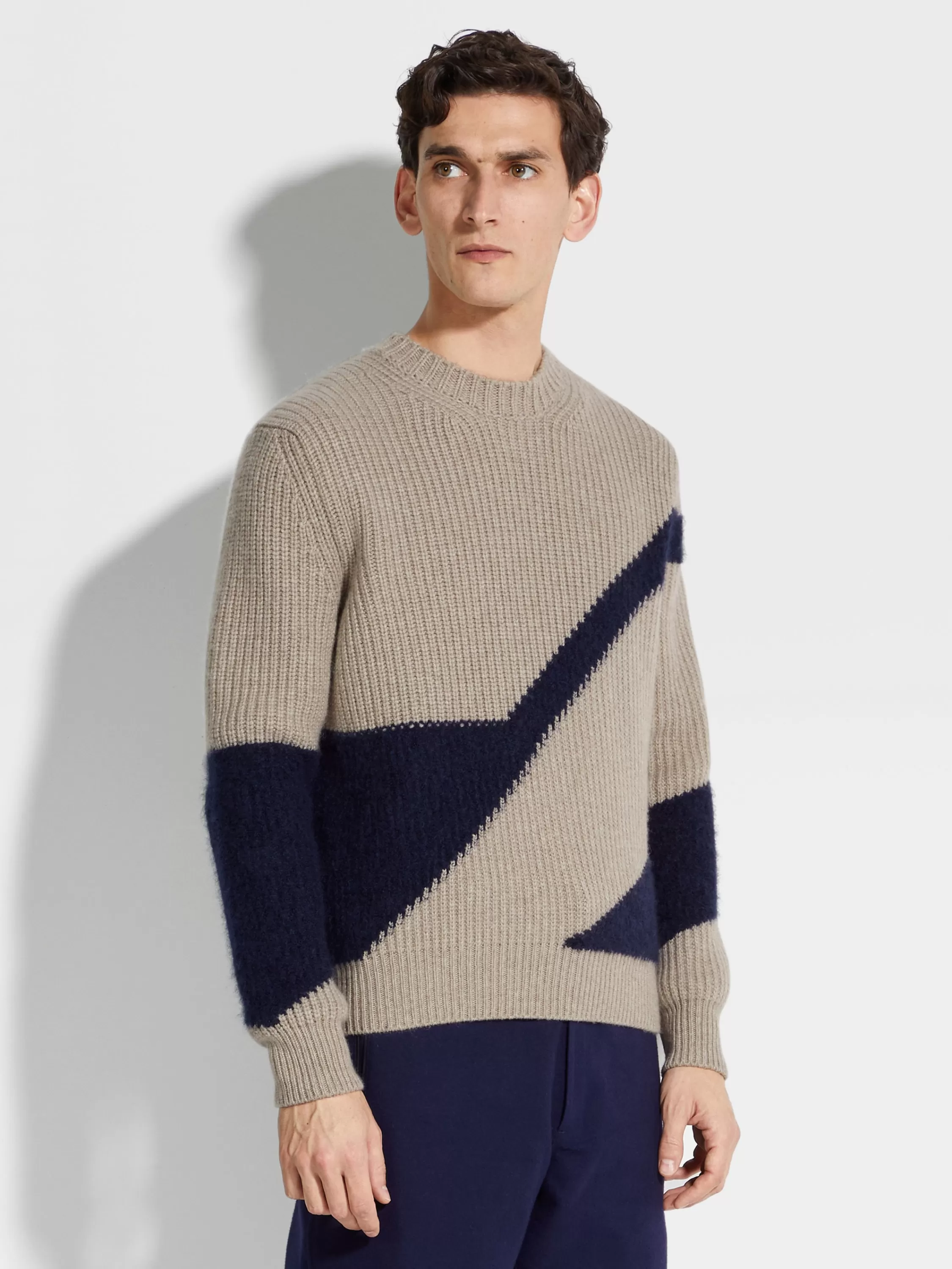 Sale Rundhalspullover aus Kaschmir und Seide in hellem Taupe und Tintenblau Strickwaren