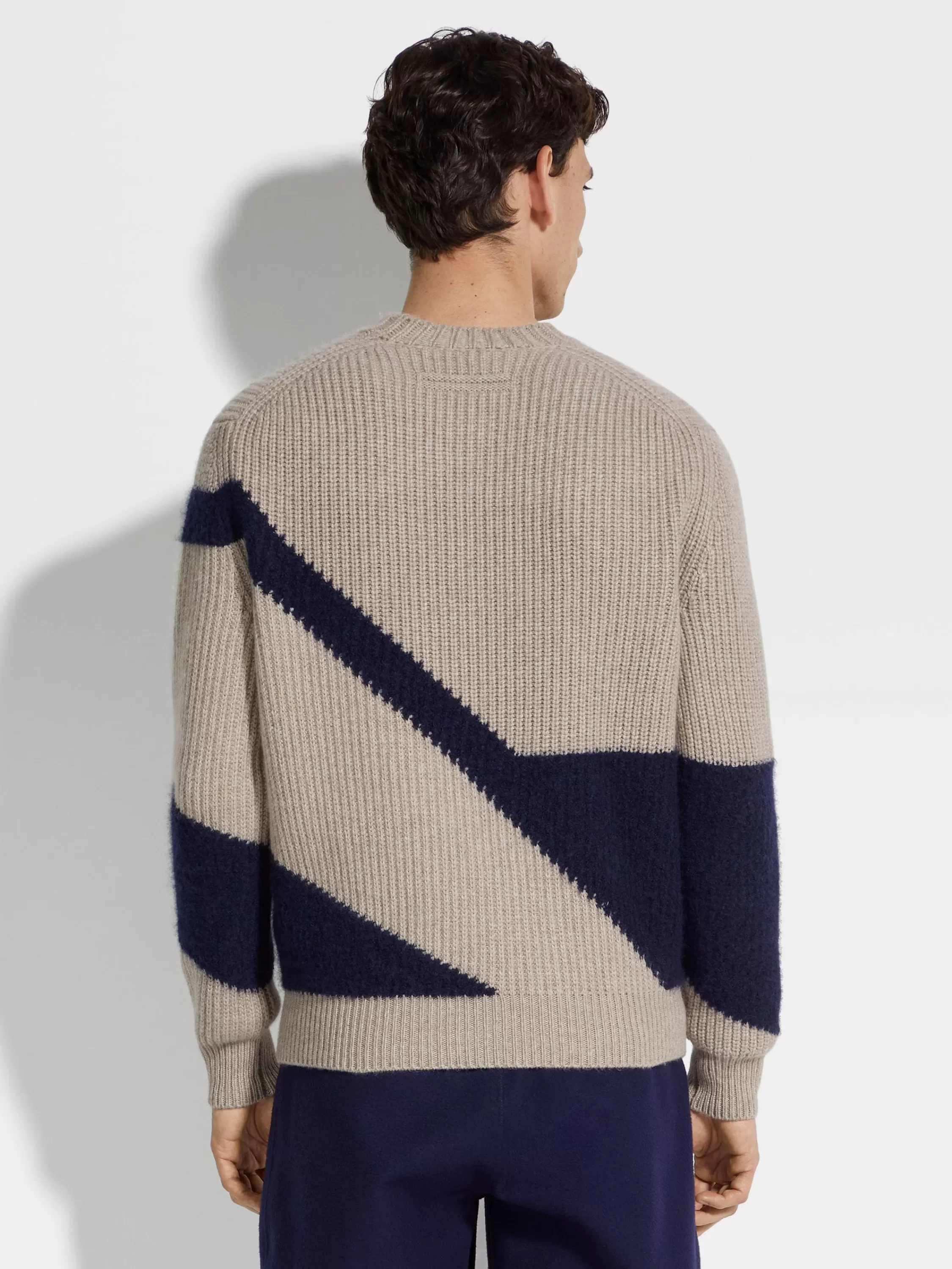 Sale Rundhalspullover aus Kaschmir und Seide in hellem Taupe und Tintenblau Strickwaren