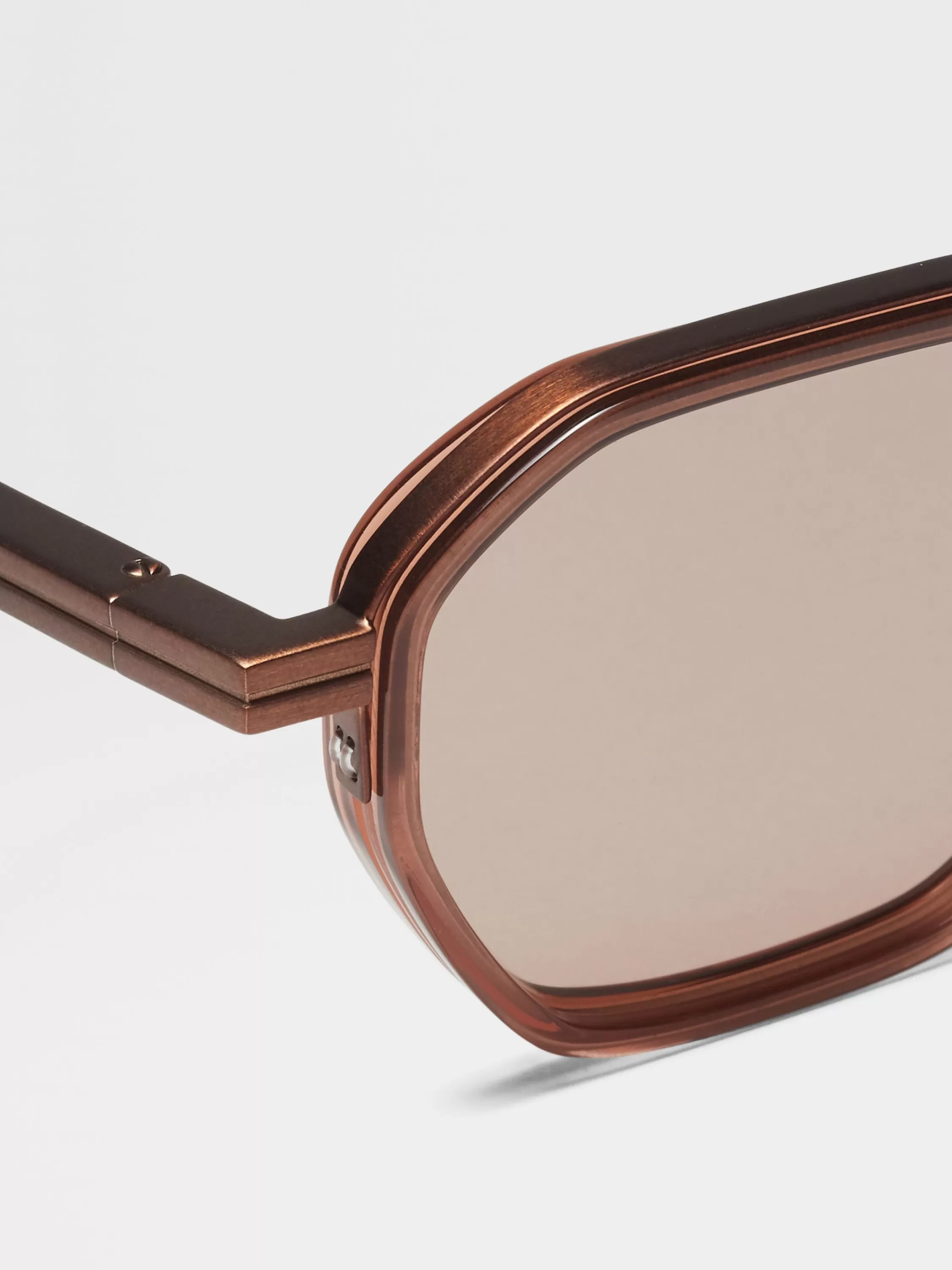 New Sonnenbrille aus Metall und Acetat in transparentem Braun Sonnenbrillen