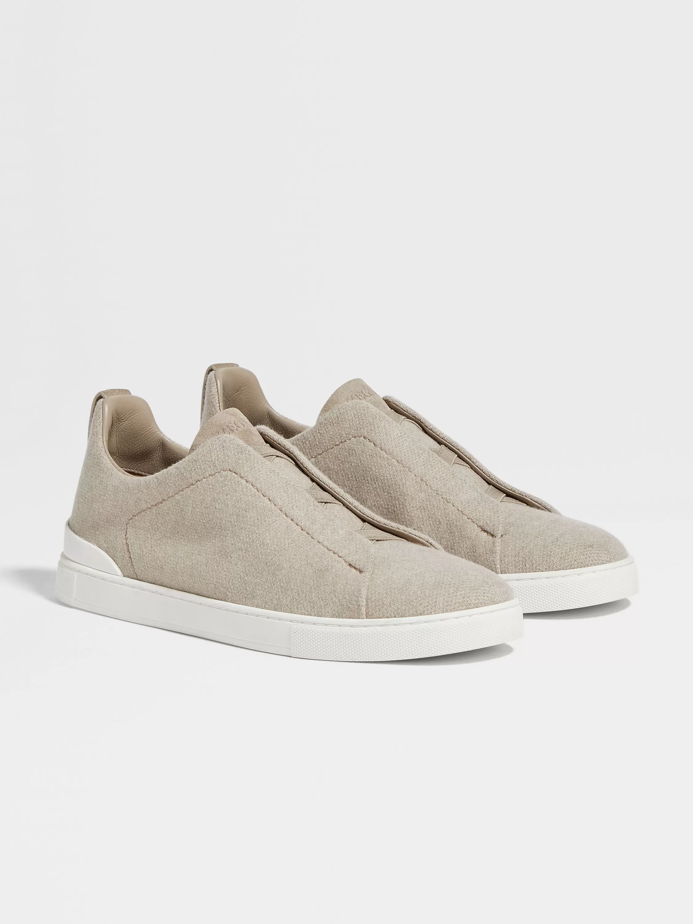 Shop Triple Stitch™ Sneaker aus Oasi Cashmere in hellem Taupe Sneaker
