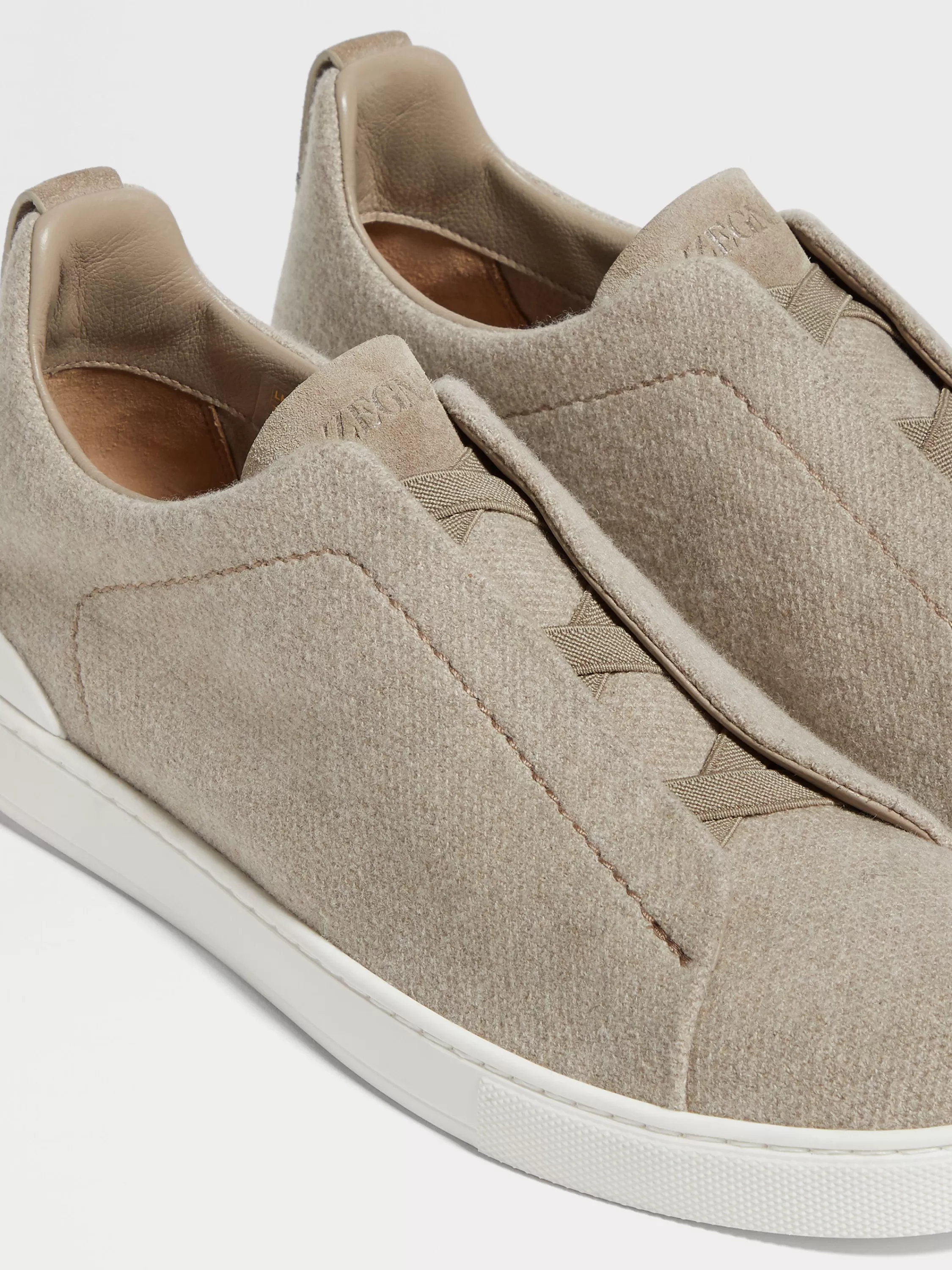 Shop Triple Stitch™ Sneaker aus Oasi Cashmere in hellem Taupe Sneaker