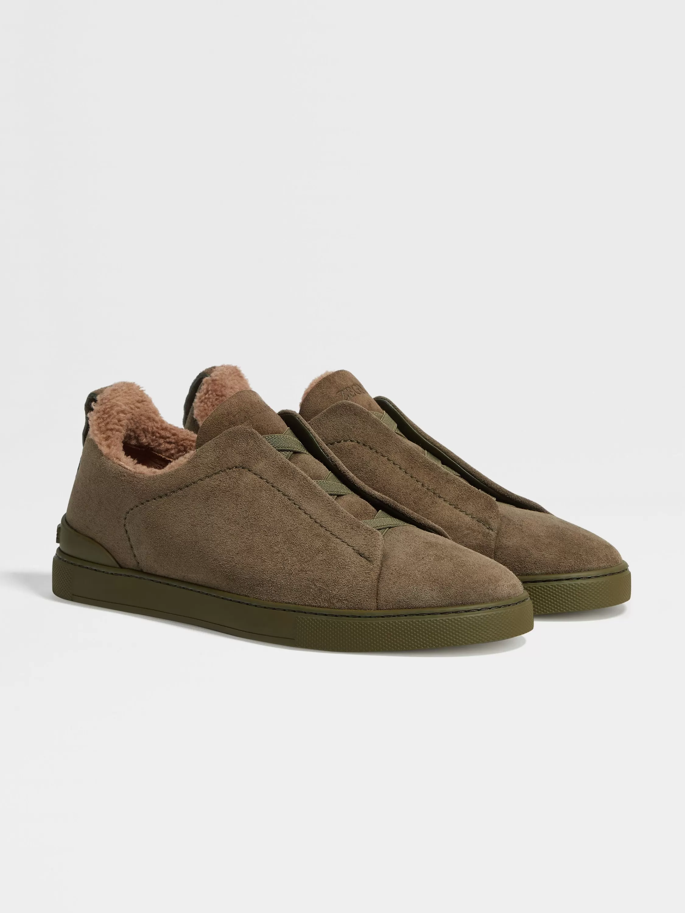 Shop Triple Stitch™ Sneaker aus Wildleder in dunklem Olivgrün Sneaker