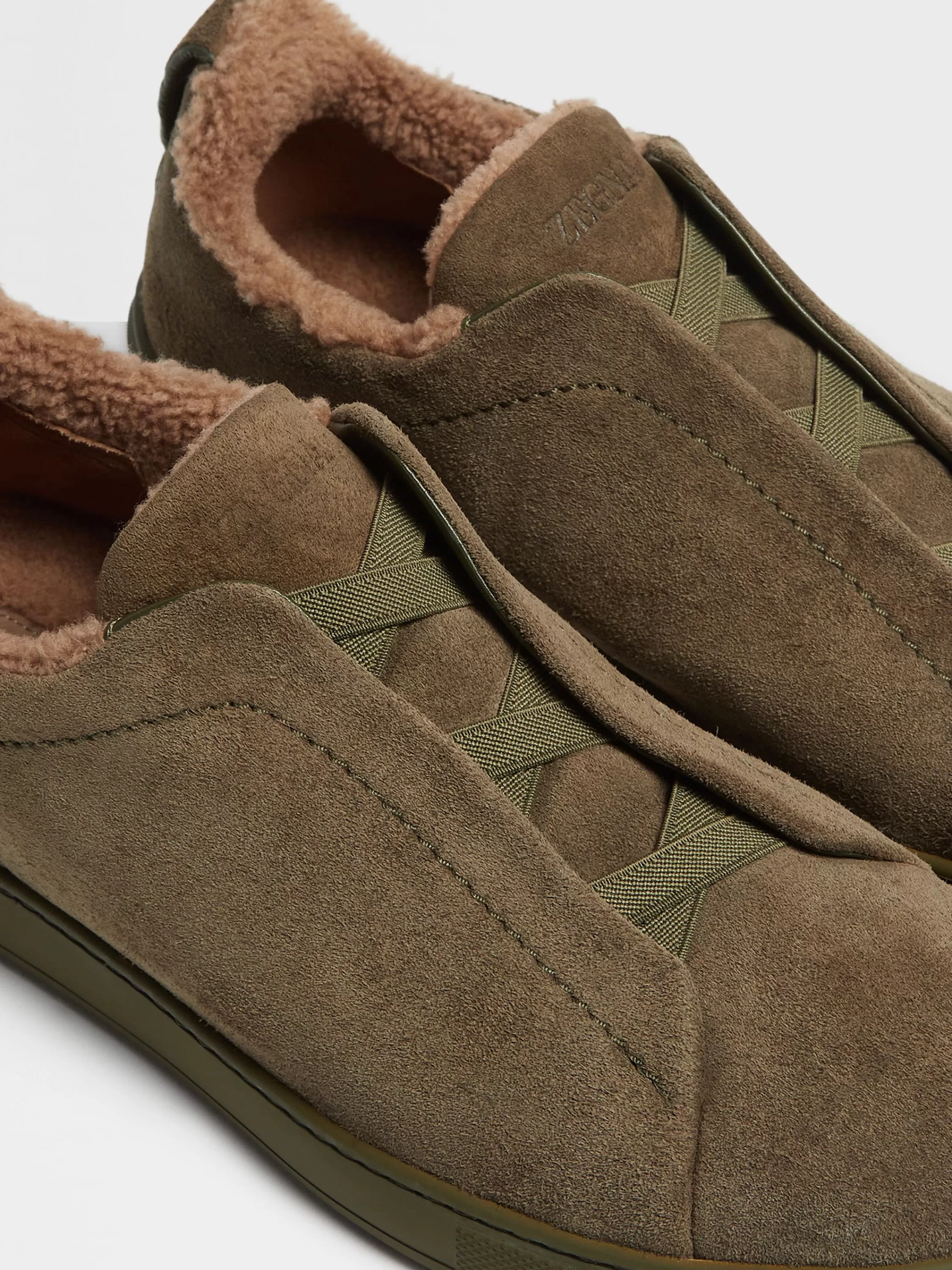 Shop Triple Stitch™ Sneaker aus Wildleder in dunklem Olivgrün Sneaker